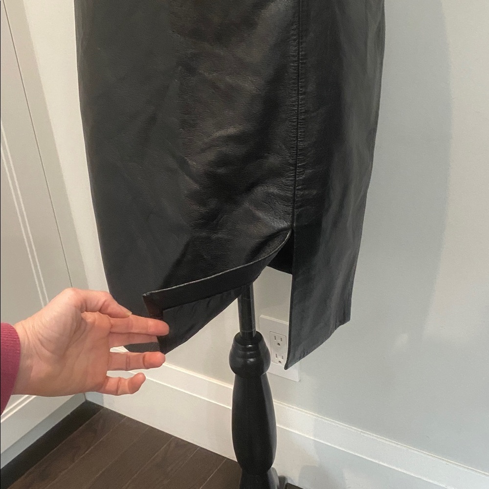 Danier Black Leather Pencil Skirt Side Slit Size 6 Knee Length - Picture 3 of 16